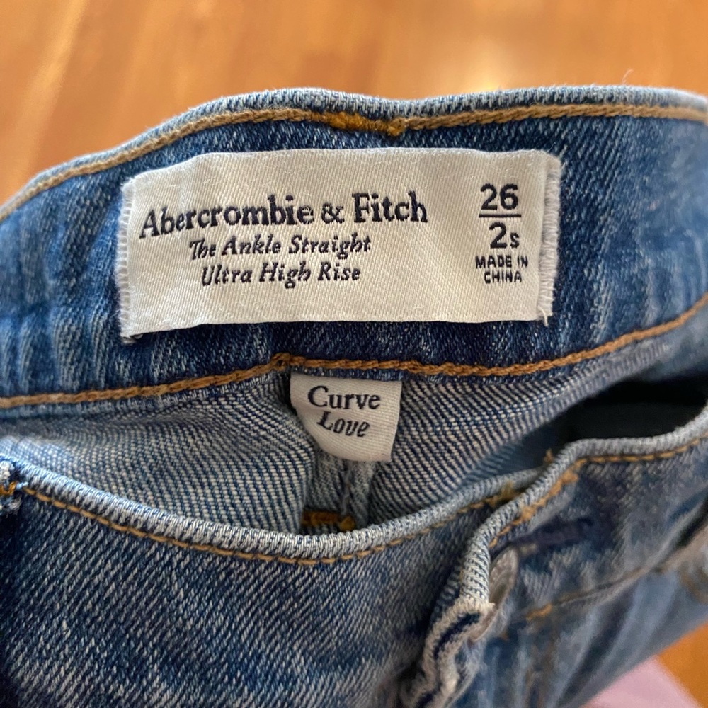 Abercrombie and Fitch Curve Love Ultra High Rise Ankle Straight Jean, 26s